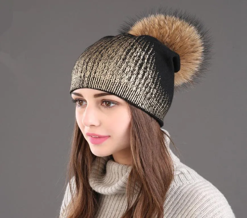 Kış Kadınlar039s Yün Beanie Hat Sıradan Metalik Renkli Baskı Örme Kaşmir Süllü Beanie Rakun Kürk Pompom Topları 9601356