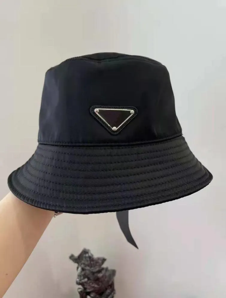 Mulheres ReNylon Balde Cloches Tira Forro de Algodão Verão Proteção Solar Cap Designer Homens Esmaltados Metal Triângulo Logotipo Praia Campan8485285