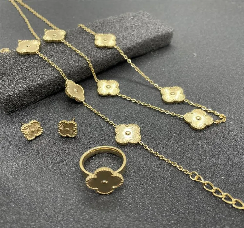 Orecchini Collana Fiori intagliati Set di gioielli in acciaio inossidabile per le donne Anello braccialetto floreale alla moda placcato oro Luxury1571656
