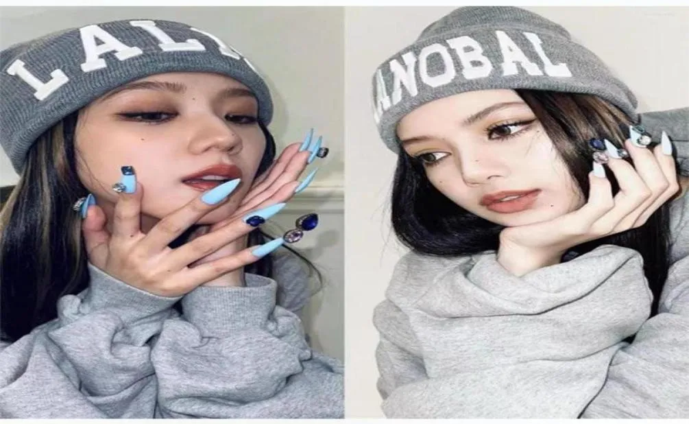 Berets KPOP JISOO LISA LALISA MANOBAL Carta Bordado Cinza Chapéu De Malha Outono Inverno Maré Marca Lã Casual Casal Headgear A687207757