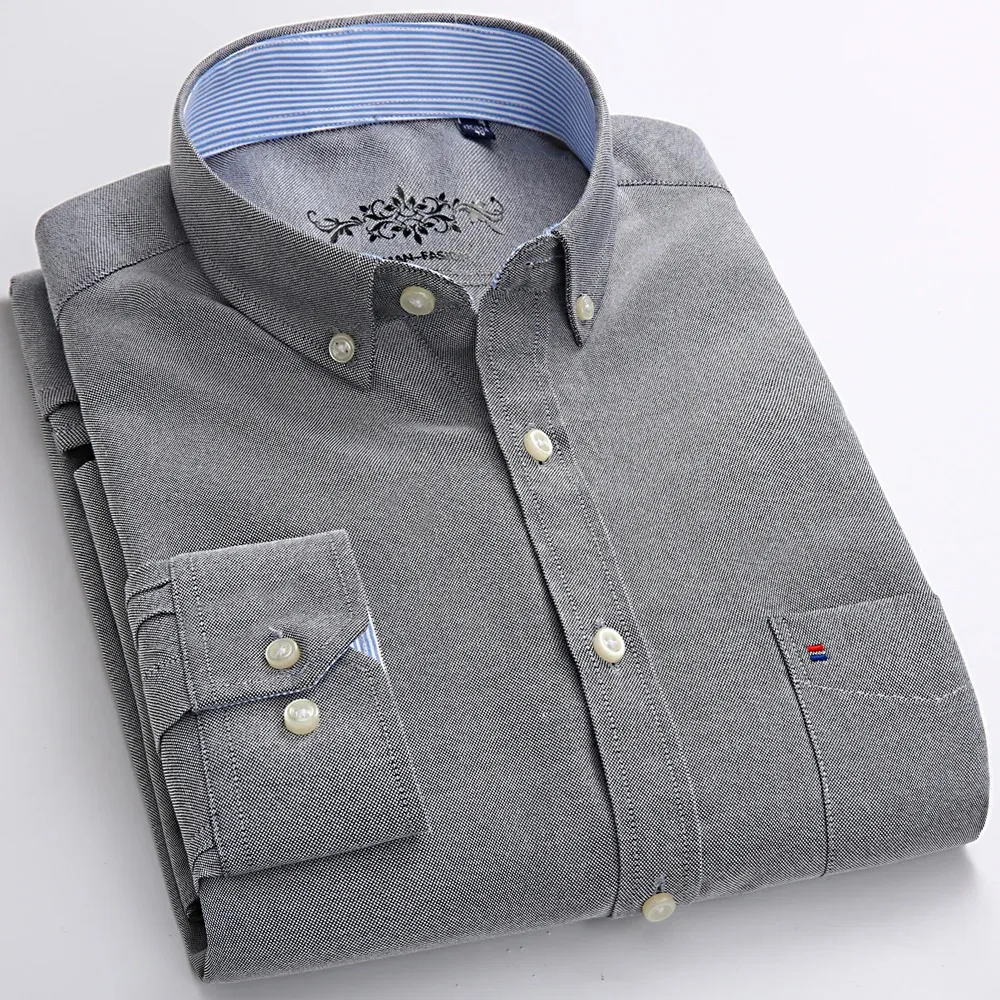 Modna moda z długim rękawem Solidna koszula Oxford Pojedyncza kieszonka łatka prosta konstrukcja swobodna standardowa koszulka z guzikami 231226
