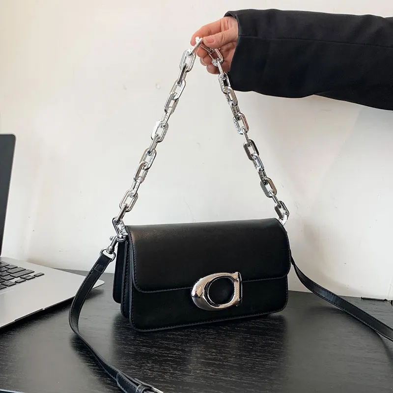 Underarm axelväska kvinnor crossbody väskor lack läder klaff messenger väskor kedja handväska mode bokstav silver hårdvara spänne justerbar axelrem