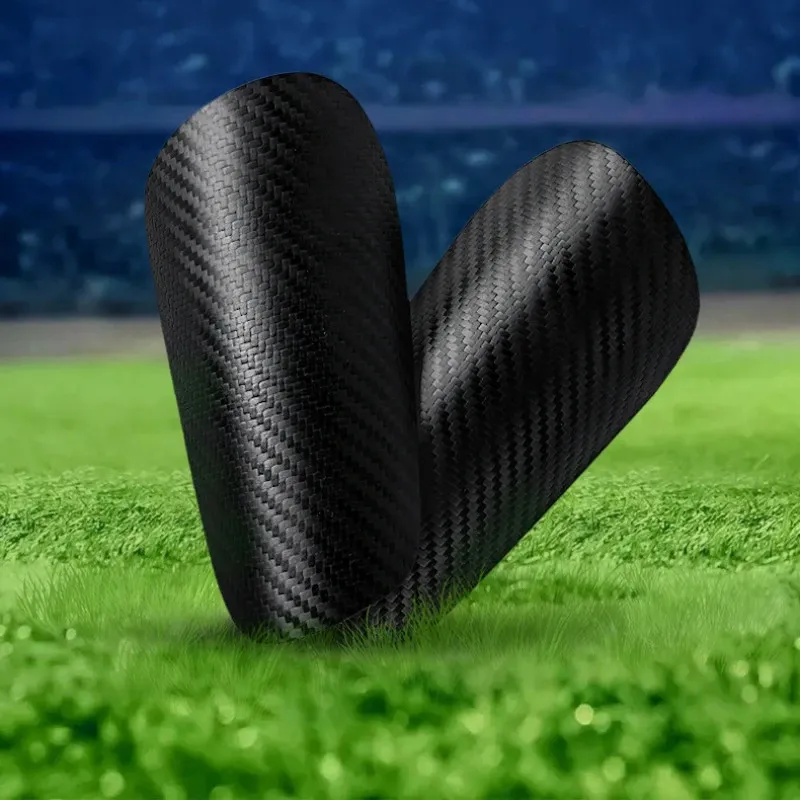 Ultralight karbon fiber futbol shin gardiyan futbol koruma aksesuarları canilleras koruyucusu çocukları malları koruyan tibia eğitimini 231226