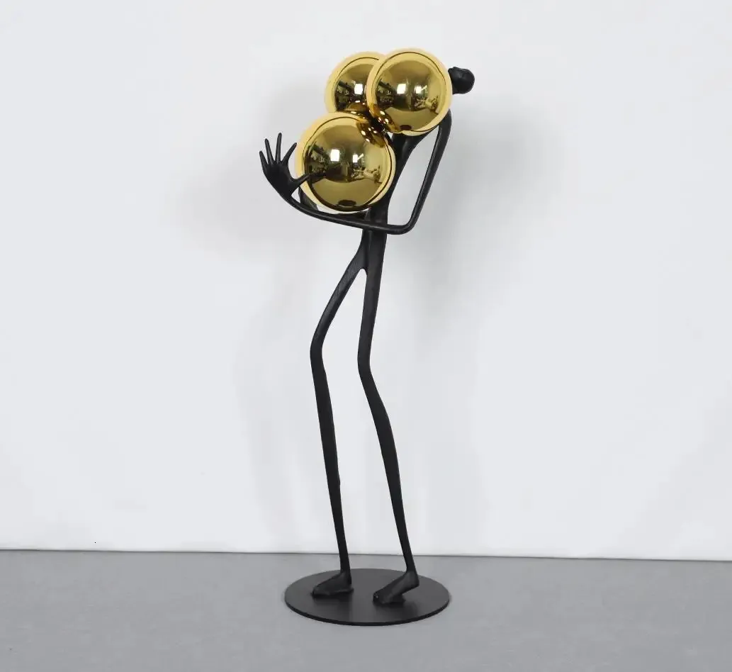 Personnage abstrait moderne tenant des globes dorés, Sculpture en résine, modèle de pièce, Figurines artisanales, ameublement de la maison, décor 231225