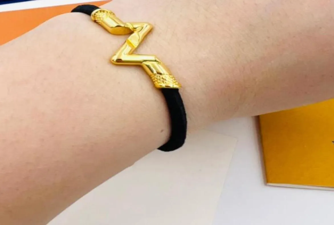 Nytt V Rope Armband för kvinnor och män Designer Fashion Copper Gold Letters Pendent String Armband Girls Party Wedding Brands Jew1656177