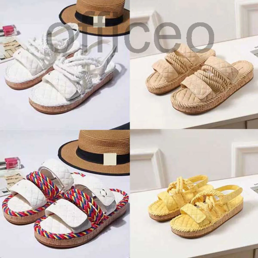 Sandali firmati Pantofole da donna Scarpe moda Scivoli Sandali in pelle di agnello di cristallo Pantofole in gomma TPU Due cinturini regolabili Scivolo