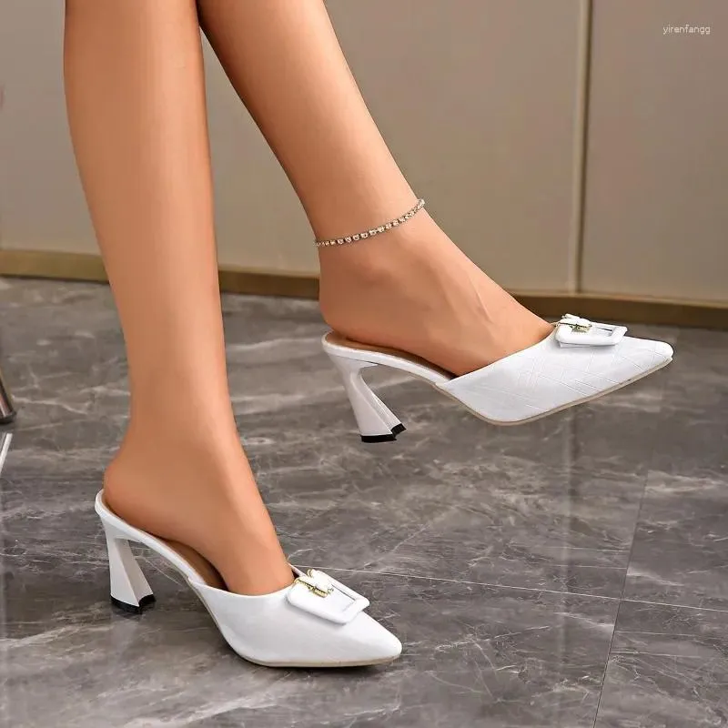 Pantofole Scarpe da donna in vendita 2023 Scarpe da donna estive con punta chiusa e piccola decorazione a farfalla Tacchi alti Moda