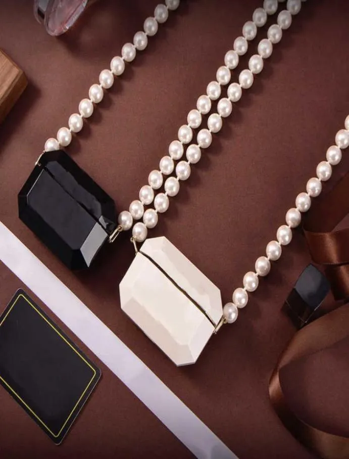 2022 Marca Joyería de moda Mujeres Collar de cadena de perlas gruesas Partido Auricular Caja Diseño Collar Blanco Negro Resina Colgante de lujo 1771891