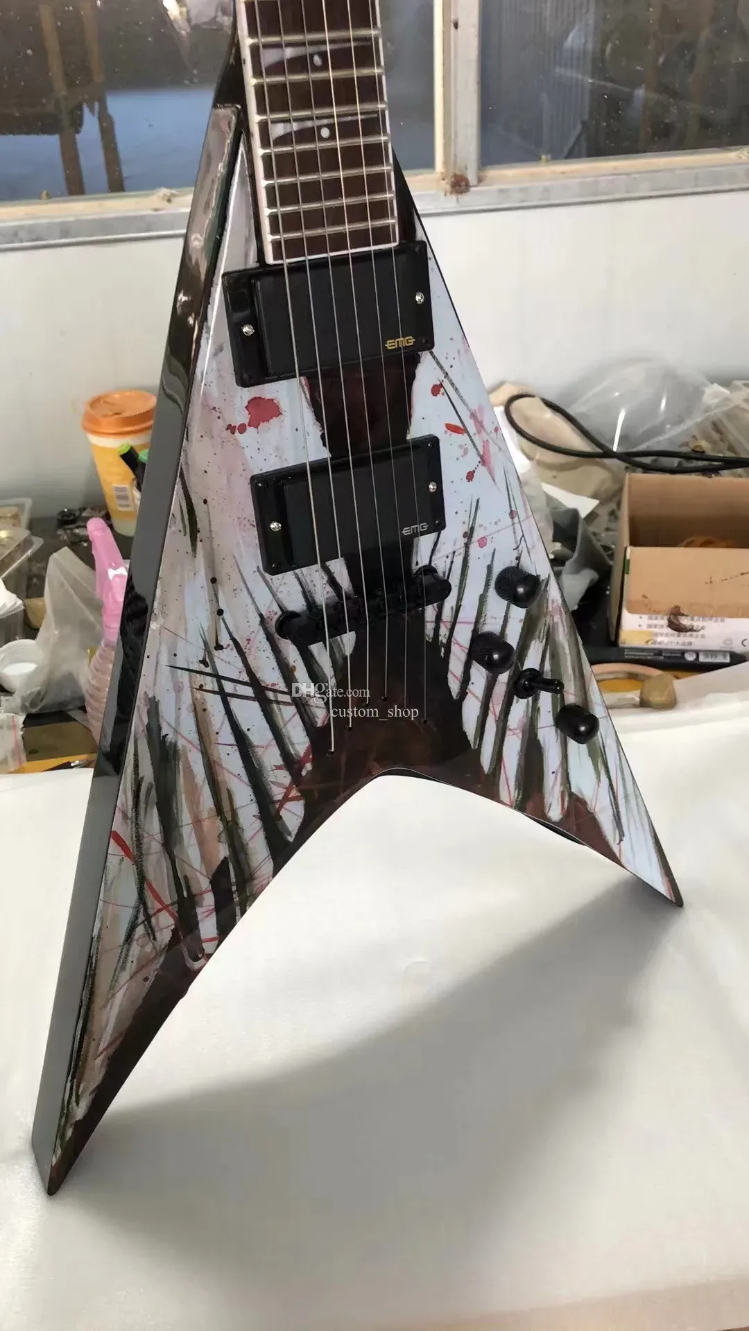 Custom Dave Mustaine VMNT Angel Of Deth Guitare électrique DM Signature Incrustations Cordes à travers le corps Chine Micros actifs Boîte de batterie 9V Grover Tuners Matériel noir