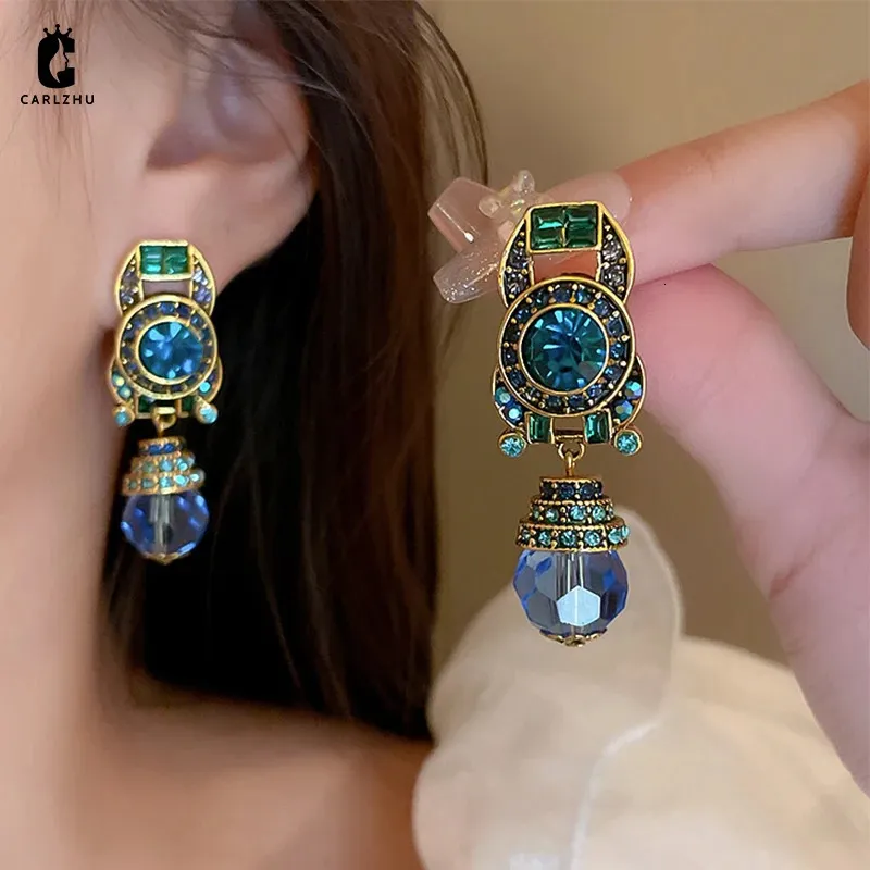 Medeltida vintage Blue Crystal Round Earbone Clip Earrings for Women French Retro Light Luxury Party Jewelry 231226