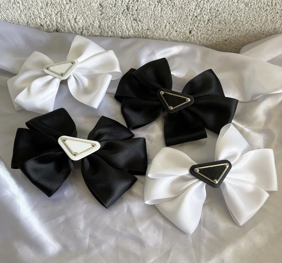 Vente Triangle Lettre Pince À Cheveux Femmes Fille Triangle Bowknot Barrettes avec Timbre Mode Cheveux Accessoires De Haute Qualité P0638350277