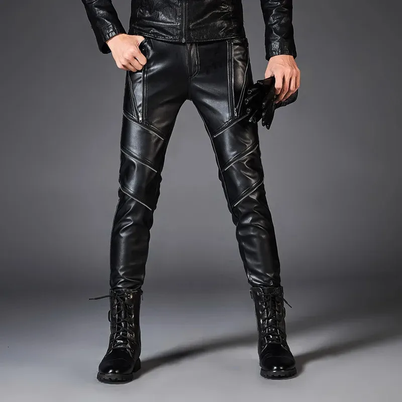 Pantalones de cuero de PU decorativos con cremallera para hombre a la moda pies pequeños motocicleta personalizada de gran tamaño 231225