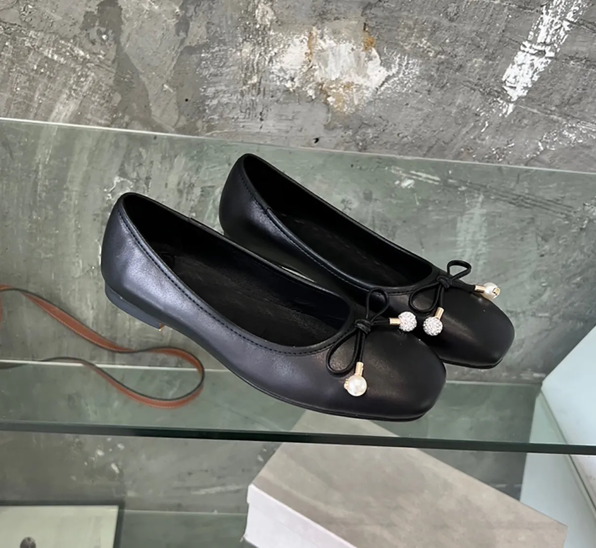 Женские формальные туфли на плоской подошве с круглым носком для танцев, пикантные дизайнерские кожаные удобные туфли EU35-39 с коробкой-пылесборником