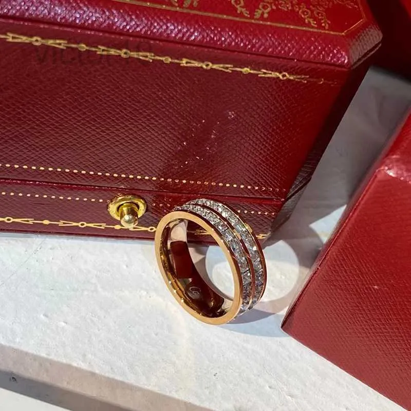 L'anello con diamante pieno a doppio strato degli stilisti di moda da donna di lusso mostra un temperamento leggero, semplice, squisito, personalizzato e versatile, con dimensioni regolabili