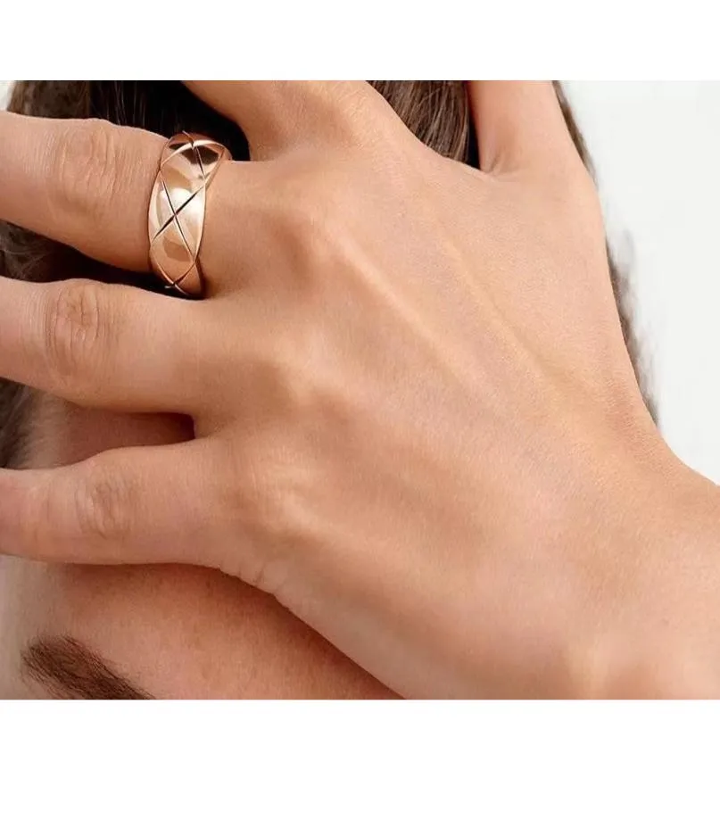 2022 Pareja Anillos Diseñador Lujo Anillo de Oro Amante Banda Joyería 316 Titanio Acero Mujeres Hombres tienen accesorios de moda clásicos Wedd8152649