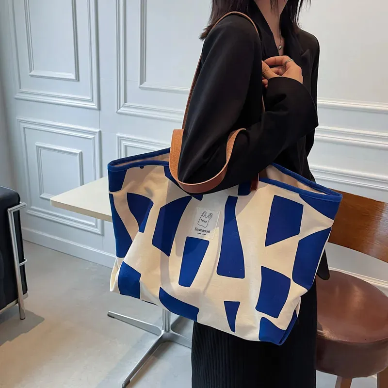 Lyxdesigner stor kapacitet Tote Handväska för kvinnor Checkered Mönster Trend Brand Designer Shopper Shopping Bag 231226