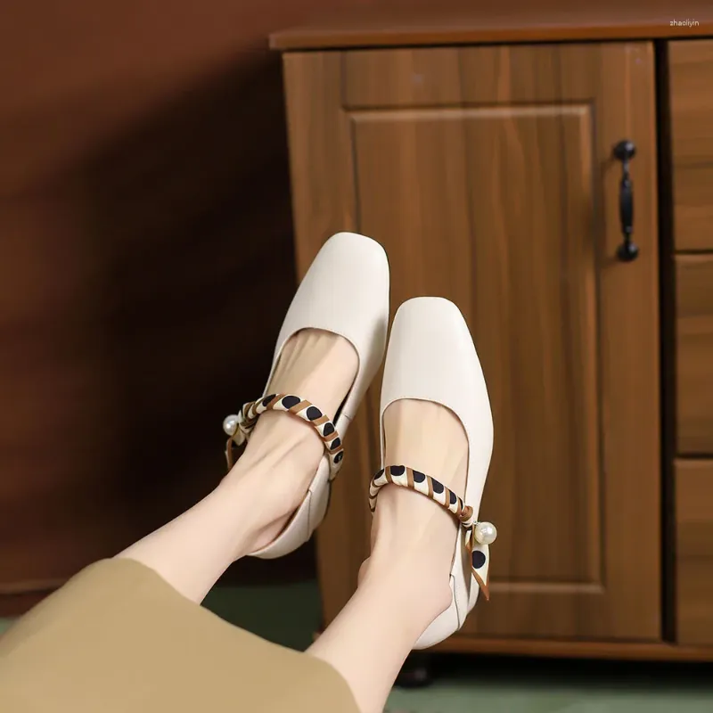 Ubierz buty kwadratowe obcasy Piękne zwięzłe pompki Pearl Bluckle Pasek Kobiety Med Med Najwyższej jakości swobodne luksusowe marki sandały