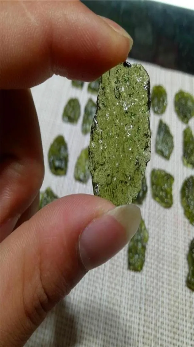 Un pendentif en pierre de cristal d'aérolites vertes Moldavite naturelle, lot d'énergie apotropaïque, corde, collier Unique LJ2010168615460