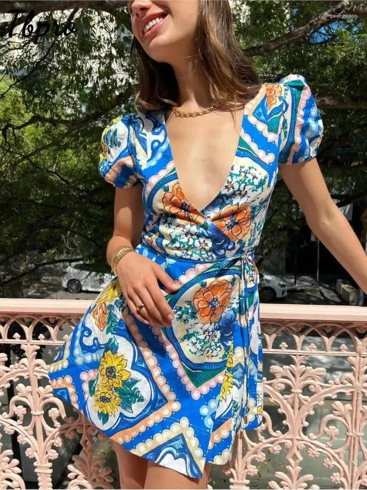 Günlük elbiseler baskılı v Boyun Yarım Kollu Tatil Mini Elbise Yaz Plaj Tatil Kısa Çiçek Boyama Vestidos 2024 Kadın Baskı