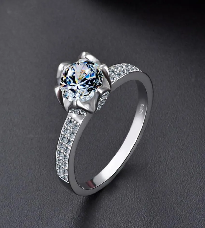 Anel de noivado de diamante simulado clássico de 6 pinos com pedras laterais Promessa anel de noiva para mulheres em prata esterlina disponível em tamanho 9551010