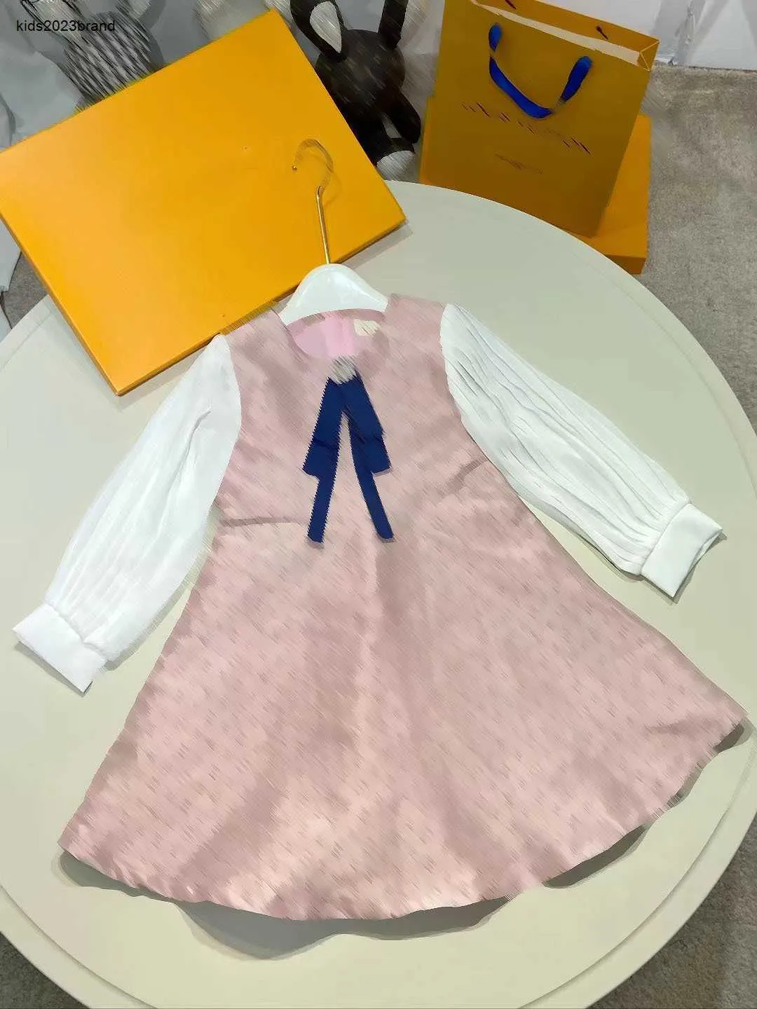 Nuevos vestidos de niña Perla diamante pajarita falda de bebé Tamaño 110-160 Diseño de empalme vestido de niño Mangas plisadas vestido de niño Dec20