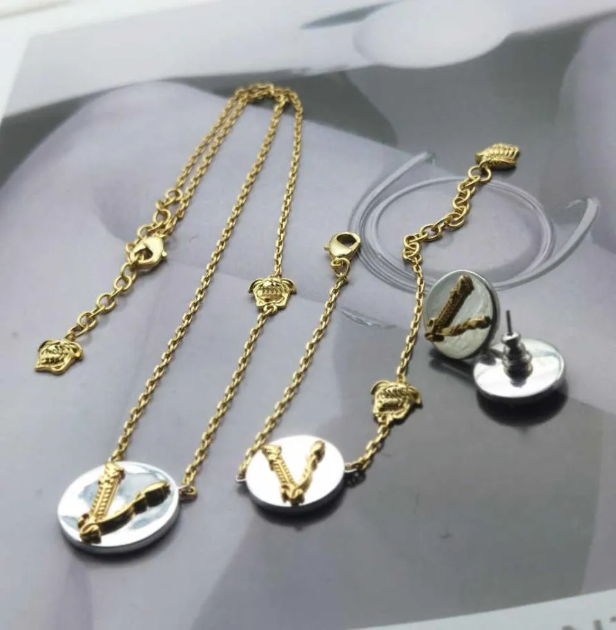 Modedesigner halsband V Letter Pendant Banshee Head 18k Gold Plated Womens Ve0218211788
