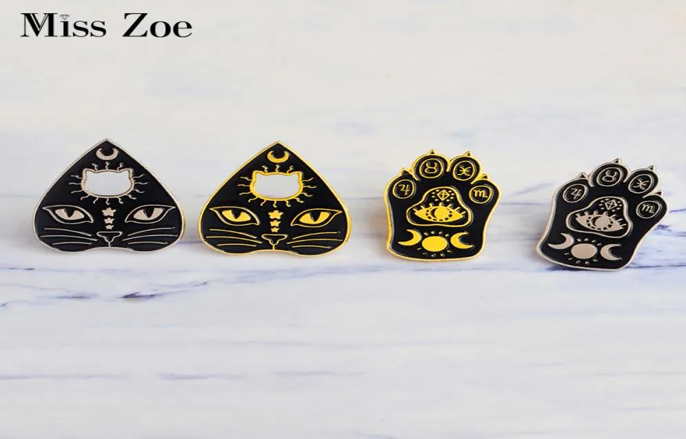 Miss Zoe Witchcat Patte de chat noir Étoile de lune Oeil Sorcellerie Cours de magie Épingles en émail Or argent broche Badge Denim manteau Bijoux Gif6510523