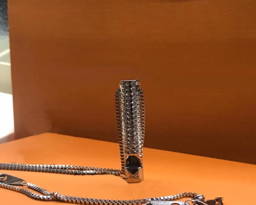 Collier à longue chaîne pour hommes et femmes, Style européen et américain, pendentif avec sifflet en V gravé, plein de diamants, cadeau 8184174