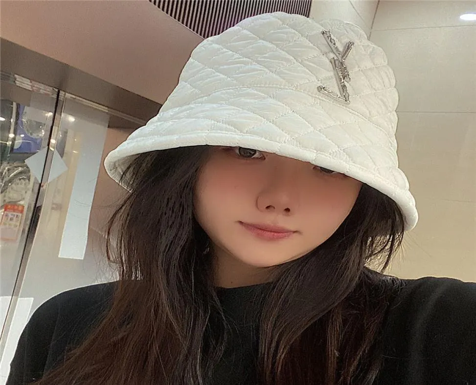 Winter Womens Designer Bucket Hat For Mens Silver Buckle Cashmere Fitted Hats Warm Bonnet Flat Fashion Street Hats Casual Luxury B8987400