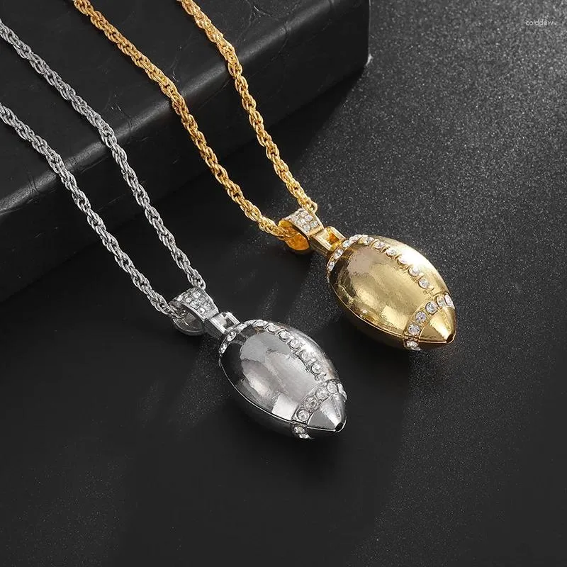 ペンダントネックレスは非常に象眼されていますHao Stone Rugby Necklaceスポーツ愛好家男性と女性のカジュアルヒップホップジュエリーアクセサリー