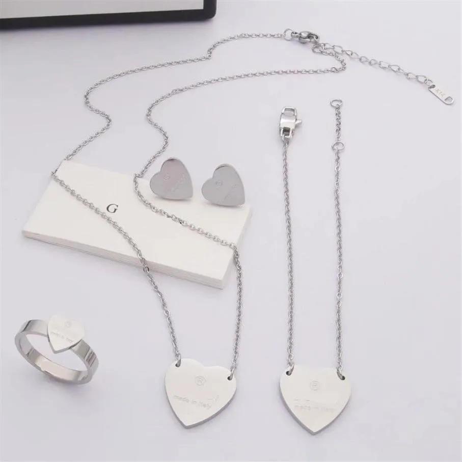 Kvinnors designer av högsta kvalitet Ringörhängen halsband armband rostfritt stål trendig stil 3 färger set hjärtkärlek hänge mode 2641