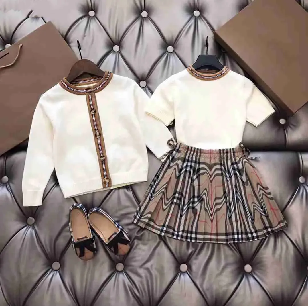 Baby-Kleidung für Mädchen, Designer-Baby-Trainingsanzüge, Herbst-Mädchen-Kleider-Sets, Größe 90–160 cm, 3-teilig, gestrickte Strickjacke mit kurzen und langen Ärmeln und Rock