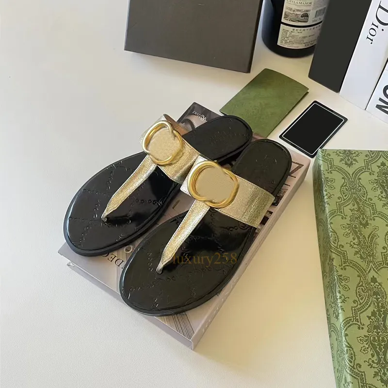 Slide di lusso Donne Flip Flops Designer di piatti in pelle autentica Lettera metallo nero marrone bianco marrone estate piscina per la spiaggia muli pantofole