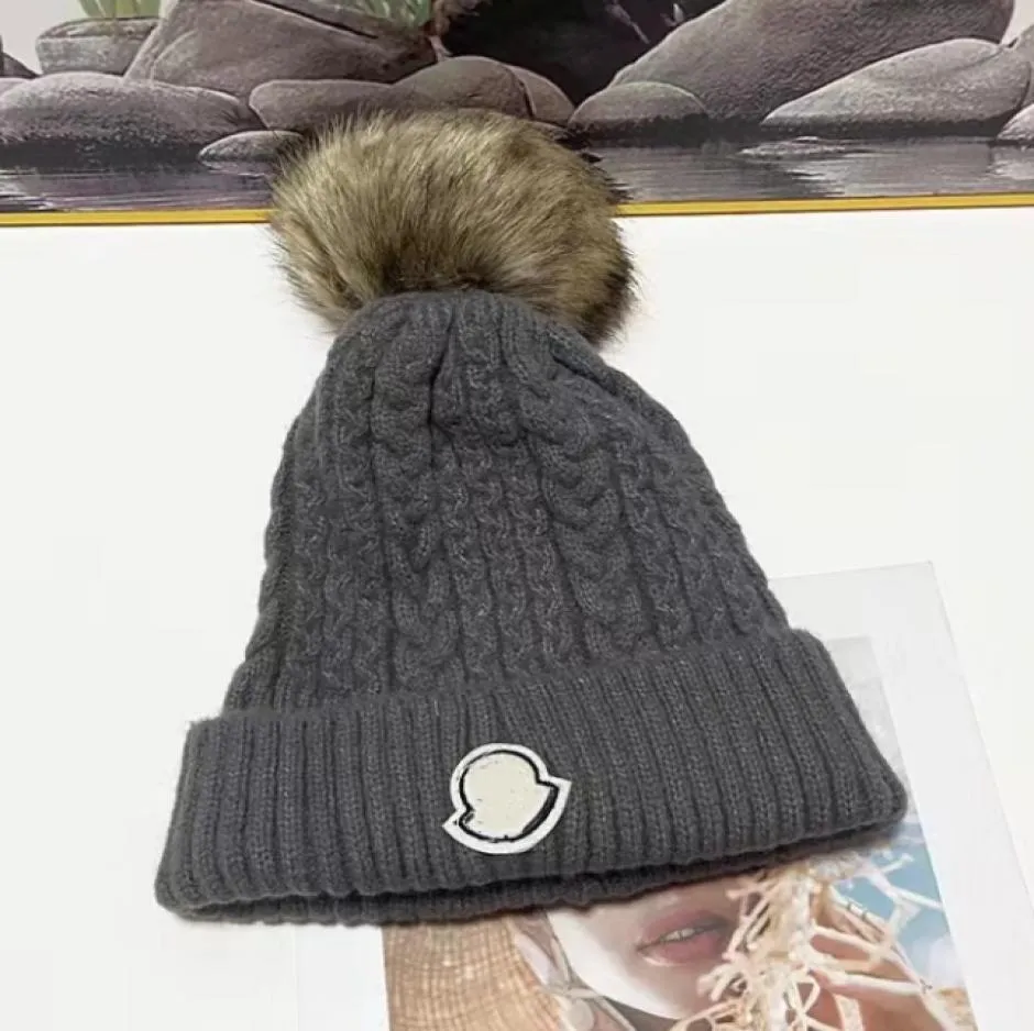 Vinterkåpor av hög kvalitet Hattar Kvinnor och män Beanies med riktig tvättbjörn päls Pompoms varm tjej cap Snapback Pompon Beanie5360220