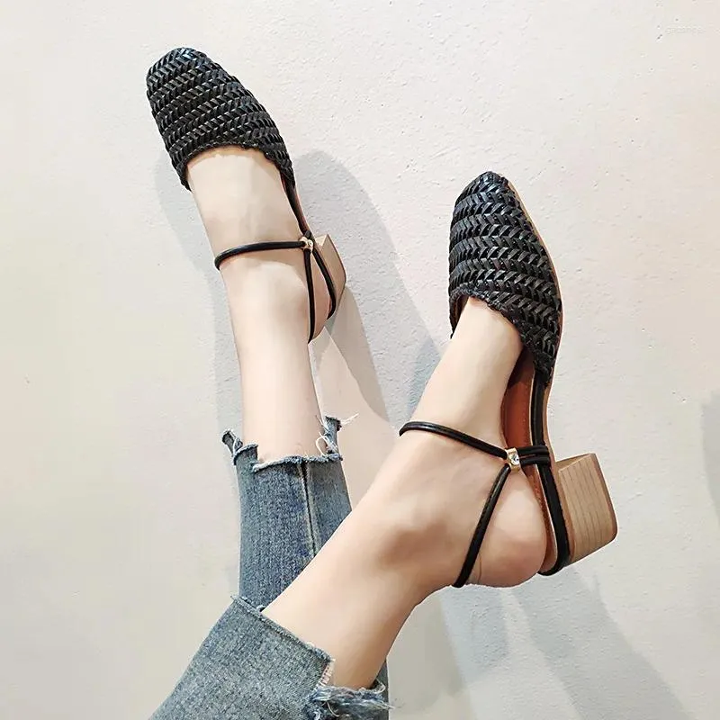 Sandaler varumärkesdesigner Cane Knitting Women Square Toe smal band Slip on Summer Shoes Med-High Heels Weaved Gladiator Sandalias