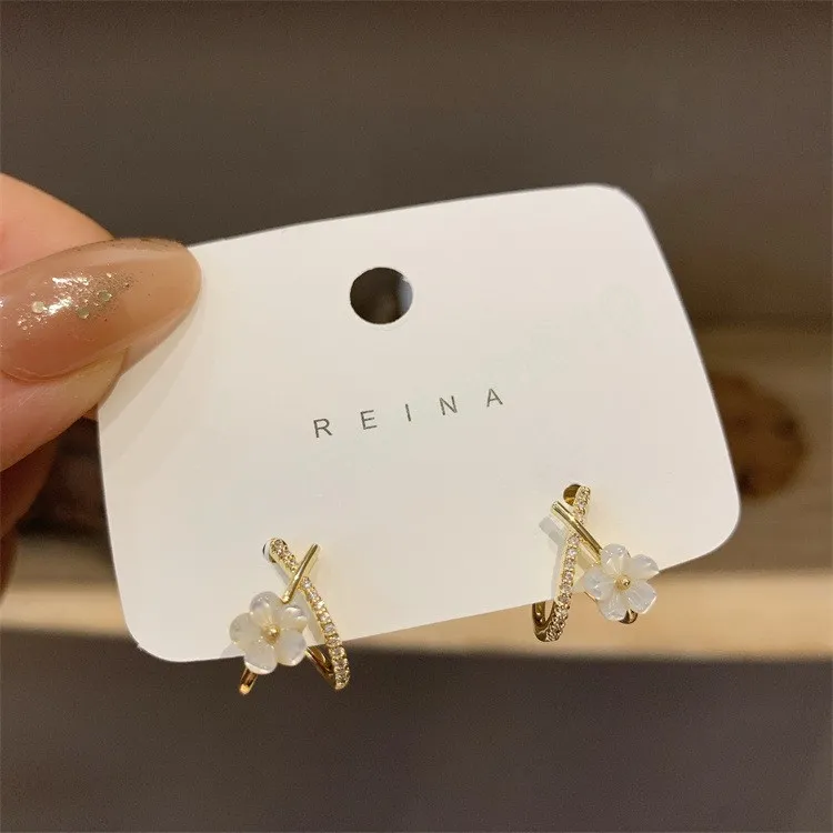 Pendientes elegantes con forma de flor de cristal cruzado para mujer, aretes con temperamento de uso diario, Color dorado, Simple y elegante, joyería nueva 2023