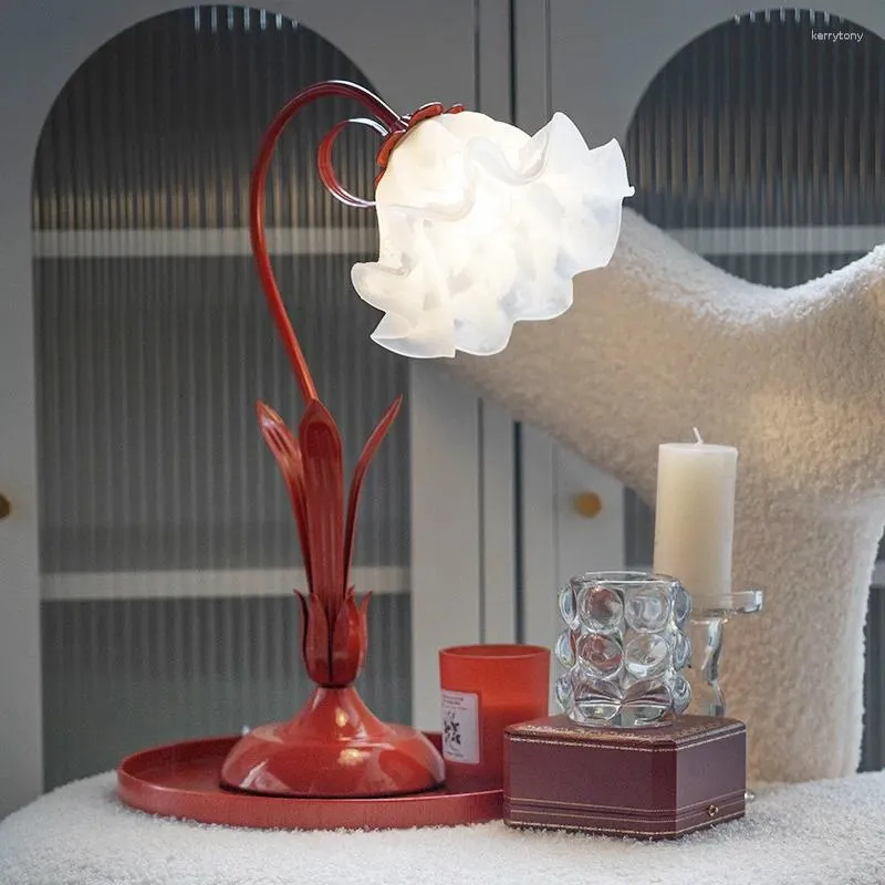 テーブルランプギフトレッドフェスティブベッドサイドランプレースフラワーベッドルームスタディルームのロマンチックな家の装飾のためのドスク照明