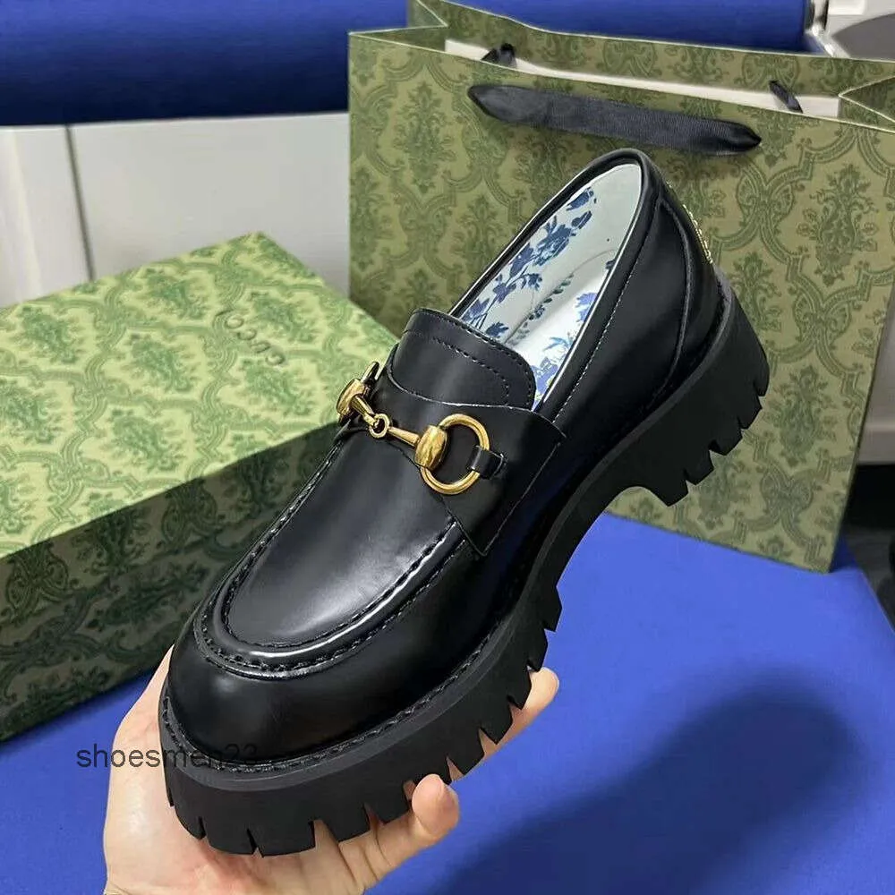 Scarpe firmate nuovo arrivo Scarpe in pelle con fibbia a ferro di cavallo pan di spagna con suola spessa Mocassini con ricamo ape stile britannico scarpe versatili piede G scarpe JMXAL