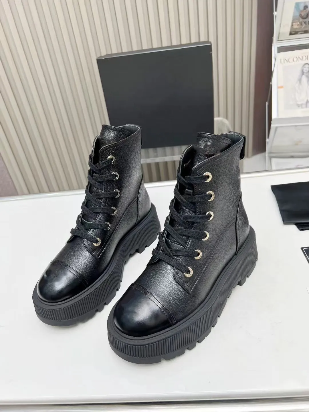 Kvinnor Boot Stylish Ankle Women Martin Boot Shiny Calfskin Dark Beige Black Military Booties Buckle Laces Winter Casual Shoes Designer Luxury Box Size 34-41