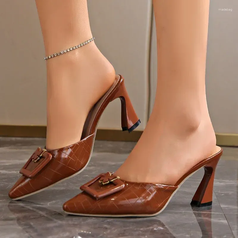 Buty kapcie dla kobiet 2023 Kobiety zamknięty u stóp moda spiczaste muły seksowne cienkie obcasy sandały imprezowe zapatillas mujer