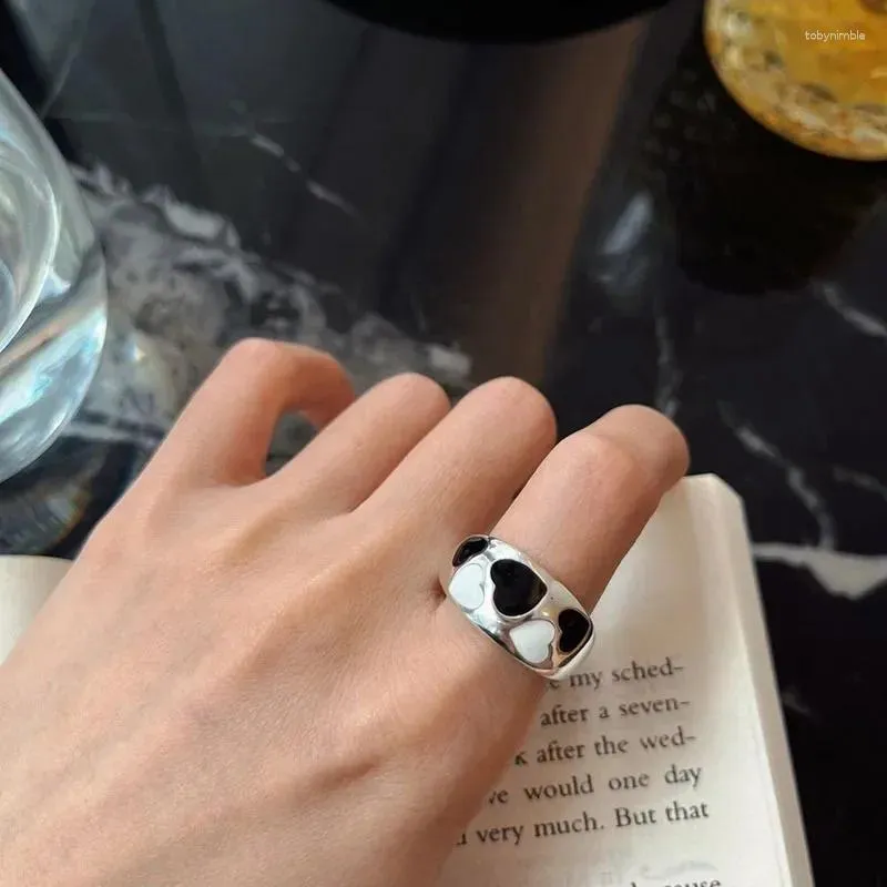 Bagues de cluster Sweet Noir et Blanc Coeur Forme Ouverte Manchette Bague Pour Femmes Filles Cool Mode Bijoux Amis Cadeau Fête En Gros