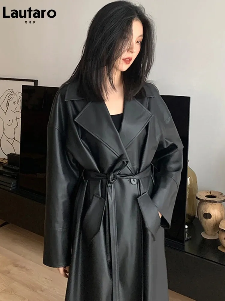 Lautaro Frühling Herbst Langer übergroßer schwarzer Leder-Trenchcoat für Frauen Schärpen Single Button Lose Stilvolle koreanische Mode 231226