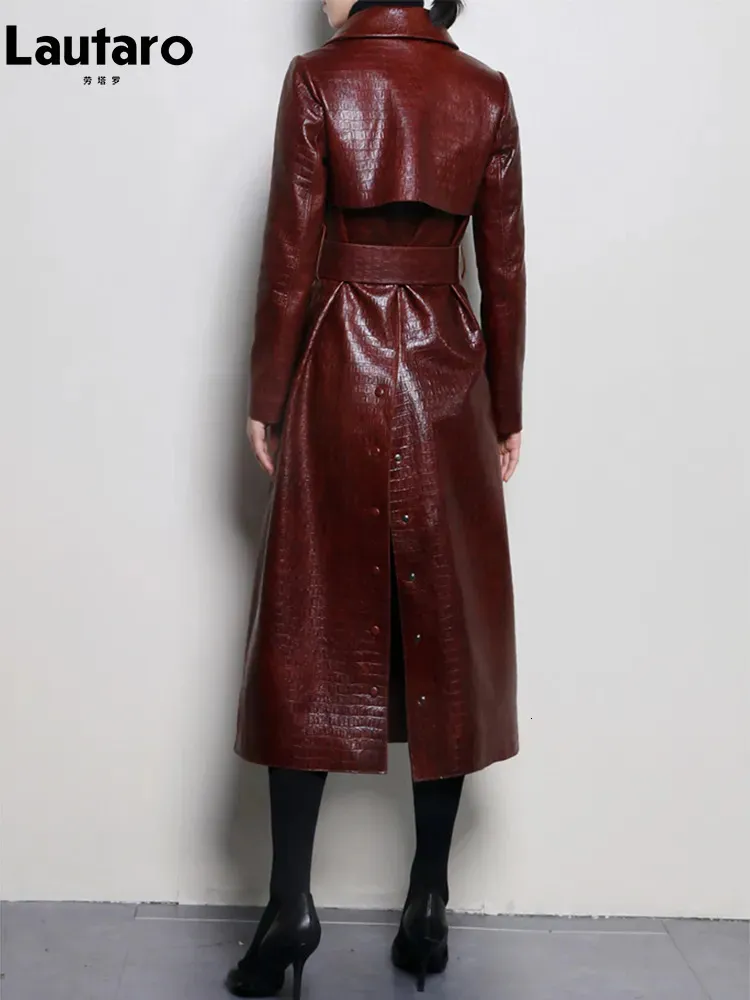 Lautaro осенний длинный блестящий светоотражающий плащ из лакированной искусственной кожи для женщин, двубортный с поясом, роскошная дизайнерская одежда 231226