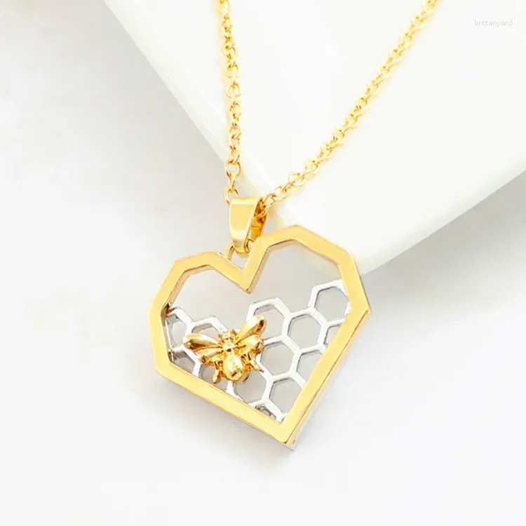 Pendentif Colliers 2023 Personnalisé Honeycomb Hollow Heart Collier Simple Creative Love Bee Clavicule