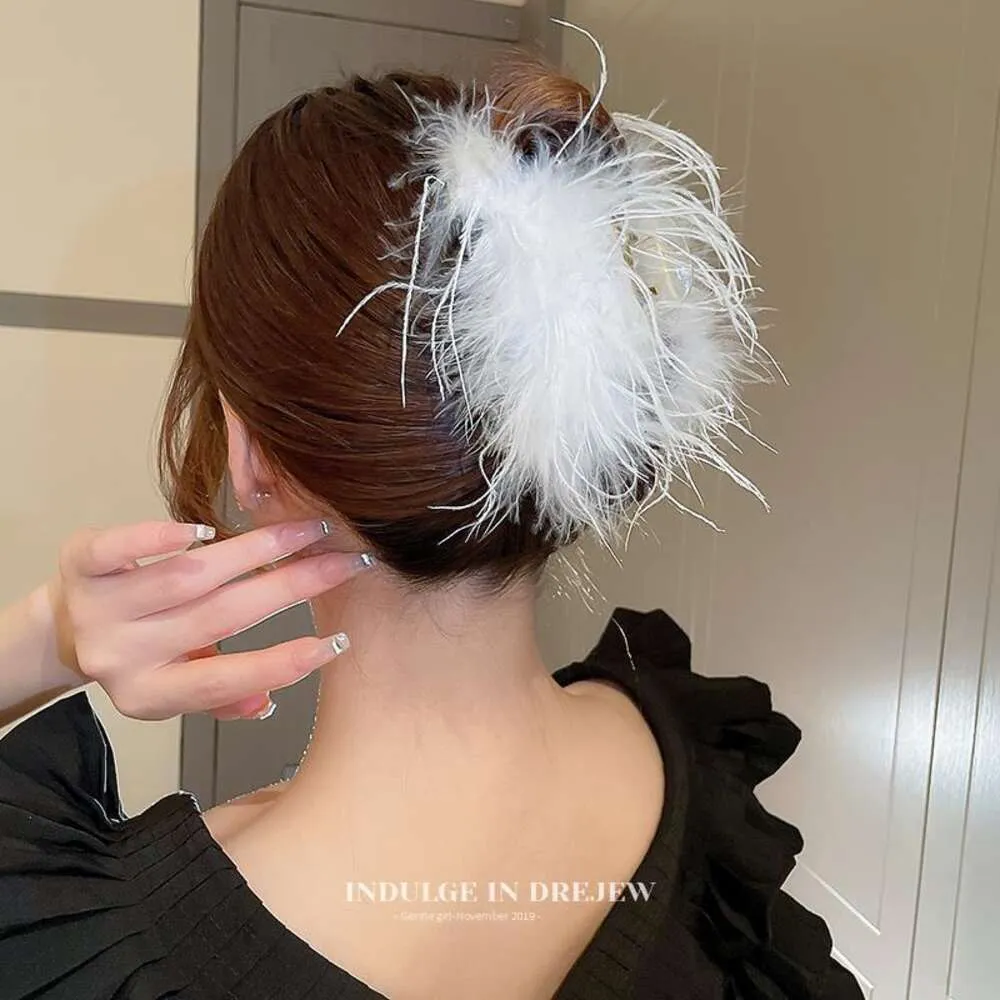 ダチョウの羽毛クロークリップ秋と冬のインスタグラム風のサメのクリップバックヘアクリップヘアクリップネチズンスーパースーパー