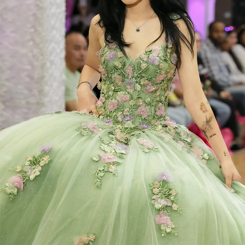 Sage Green Shiny V-Ausschnitt Ballkleid Quinceanera Kleider 2024 3D-Blumen-Applikation Sweet 16 Kleid Schnürkorsett Vestidos De 15 Jahre