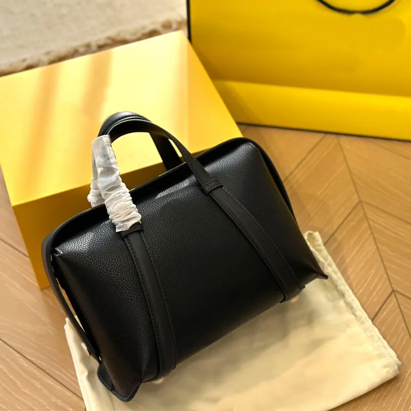 The new practical women's bag is made of classic Roman calfskin and features a silky, fully sealed opening and practical hand-held, angled back size 27X18 Boston bag