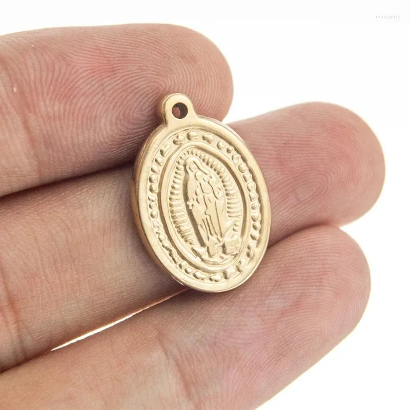 Colares de pingente Nossa Senhora Virgen de Guadalupe Pequenos encantos ovais Medalha de cor de ouro Tags redondas de aço inoxidável 10pcs