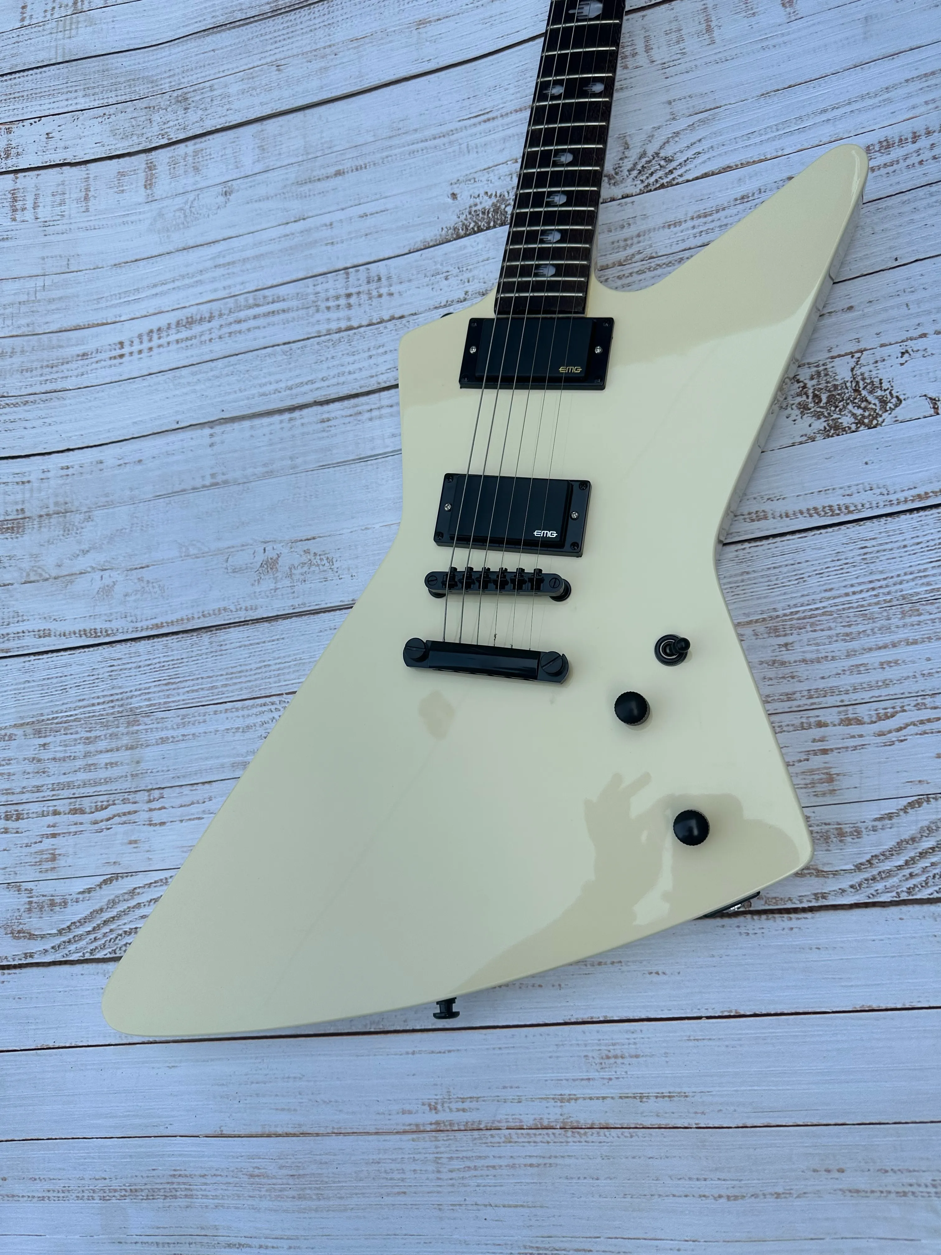 Guitarra elétrica irregular, creme branco, coleta ativa EMG, embutido de dedo médio, em estoque, pacote de raios