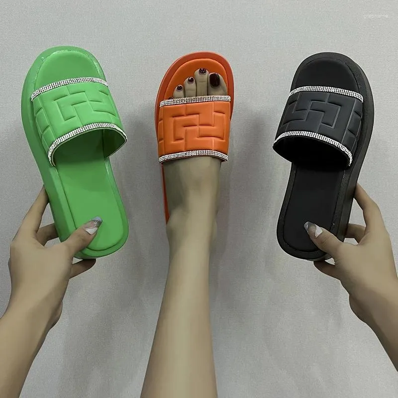 Pantoufles de luxe pour femmes, chaussures d'été à tête carrée simples avec strass, grande taille, sandales de plage à fond épais, 2024